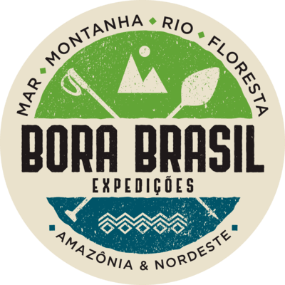 Círculo do logo Bora Brasil, com um remo e um bastão de caminhada cruzados, sobre um fundo verde com ícone de montanha e um fundo azul com ícone de água.